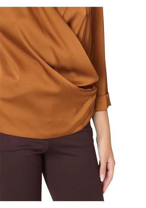 blusa in raso con scollo incrociato e pieghe laterali hanita | H.M3101.4456CUOIO